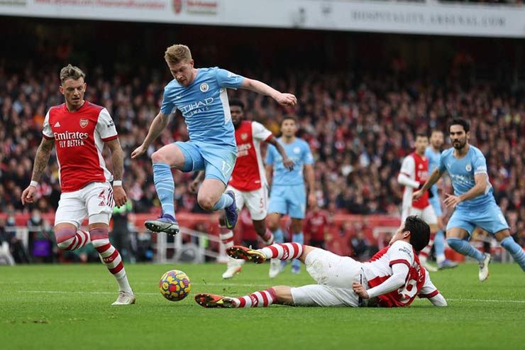 Man City đã thắng ngược Arsenal 2-1 đầy kịch tính và may mắn