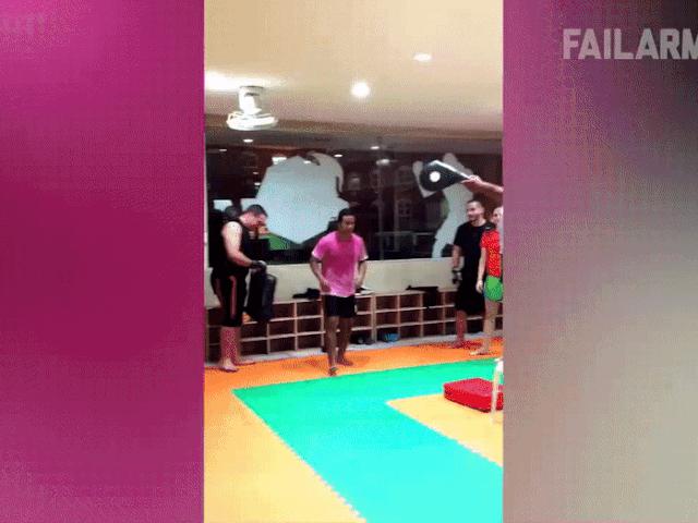 Tranh vui - Cười ngất khi các thanh niên thể hiện khả năng "tấu hài" cực mạnh