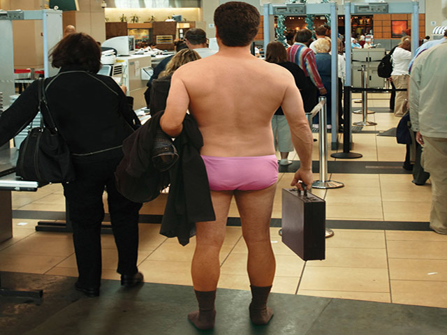 Tranh vui - Giật mình khi bắt gặp những hình ảnh "oái oăm" ở sân bay