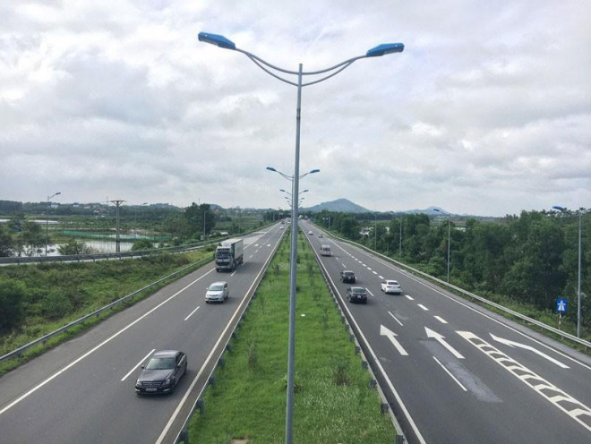 Cao tốc Nội Bài - Lào Cai là một trong các dự án thành phần thuộc tuyến đường bộ cao tốc Bắc - Nam. Ảnh: V.LONG