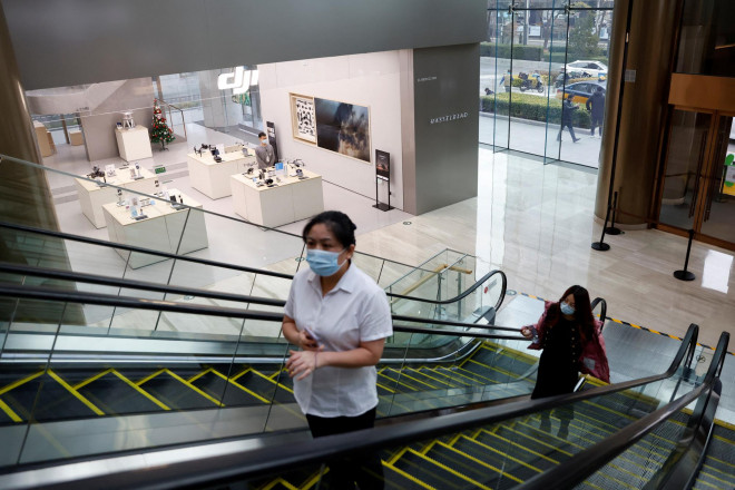 Bên trong một trung tâm mua sắm ở thủ đô Bắc Kinh - Trung Quốc hồi tháng 12-2021 Ảnh: Reuters
