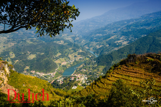 Bức tranh sơn thủy hữu tình điểm xuyết bởi những thửa ruộng bậc thang, nương lúa, hàng cây xanh mơn man, mềm mại như dòng sông Chảy lượn quanh thảo nguyên