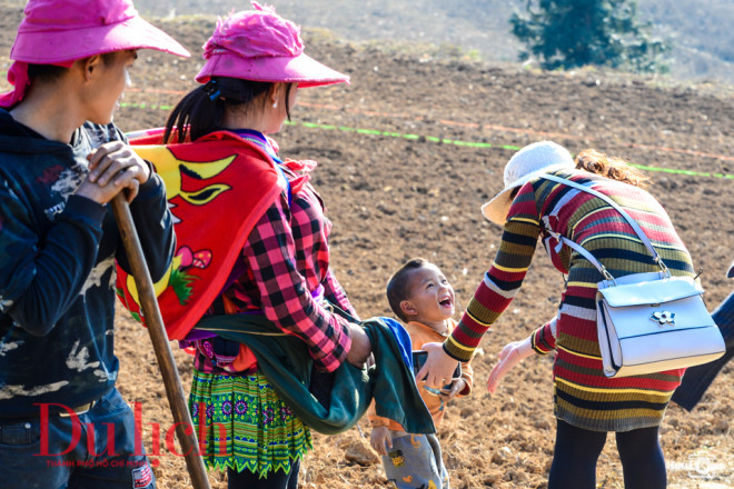 Gia đình người mẹ trẻ vùng cao Vàng Thị Pạ ở thảo nguyên Suôi Thầu, hân hoan đón chào du khách 