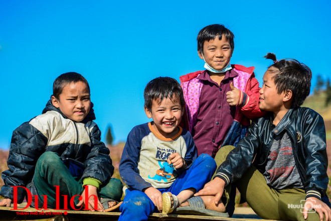 Ngay đầu con dốc, dám trẻ nhỏ cũng xôn xao khách đến