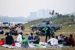 Tin tức trong ngày - Người dân Thủ đô rủ nhau cắm trại dưới chân cầu Vĩnh Tuy dịp nghỉ lễ