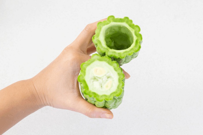 Cắt đôi trái khổ qua, nạo hết ruột.