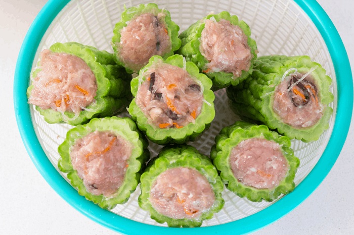 Nhồi nhân thịt vào từng miếng khổ qua.