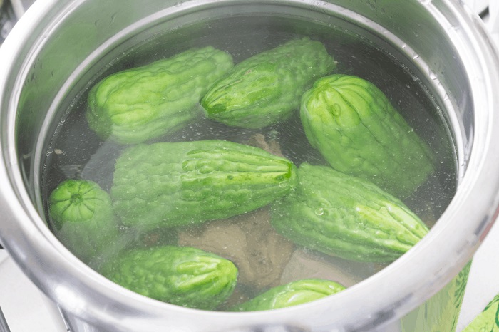 Đun sôi nước dùng, cho khổ qua vào, nấu chín, nêm nếm gia vị cho vừa miệng.