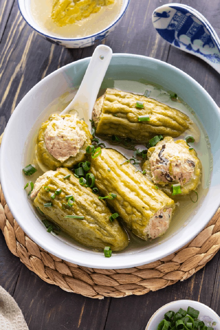 Nếu nhân còn dư, bạn dùng thìa múc từng viên nhỏ cho vào nồi canh. Nấu ít nhất trong 30 phút rồi dọn ra bát, rắc thêm hành ngò.