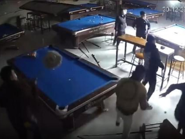 Pháp luật - Truy bắt nhóm đối tượng đập phá đồ đạc, chém trọng thương 2 nhân viên quán bi-a