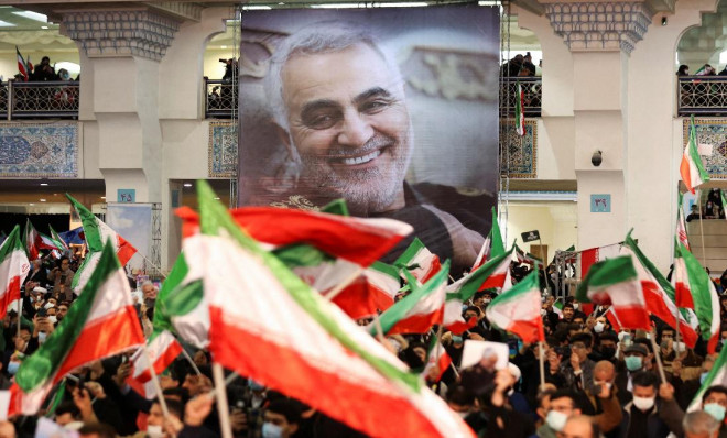 Ảnh tướng Qassem Soleimani trong buổi tưởng niệm 2 năm ngày mất của ông ở Tehran, Iran, hôm 3-1. Ảnh: Reuters