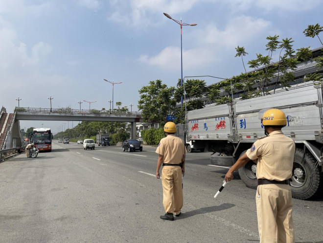 Đội CSGT Rạch Chiếc (thuộc Phòng CSGT Đường bộ - Đường sắt, Công an TP HCM) lập chốt xử lý ôtô kinh doanh vận tải không lắp camera, không đổi biển số vàng phía trước Khu du lịch Suối Tiên (phường Tân Phú, TP Thủ Đức).