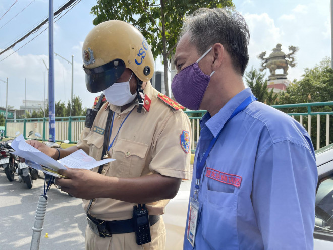 Trong hơn 1 giờ làm việc tại khu vực này, lực lượng CSGT đã kiểm tra ngẫu nhiên 10 ôtô vận tải lưu thông qua khu vực.