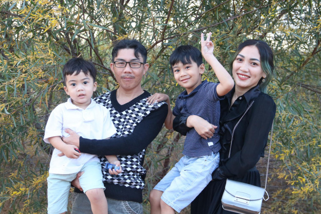 Các gia đình trong TP Phan Thiết cũng tranh thủ chụp ảnh khi nắng không còn gắt
