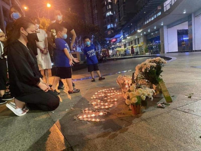 Trẻ em, người lớn đều dừng lại nguyện cầu cho cô bé được siêu thoát