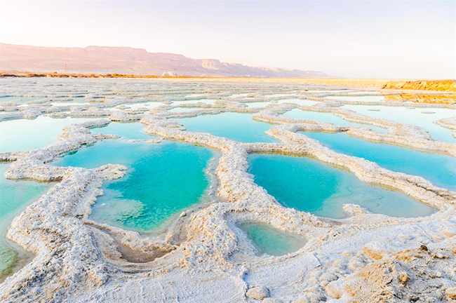Khoảng 50 năm trước, Biển Chết có diện tích khoảng 1.000 km2 nhưng hiện nay nó đã bị thu hẹp lại chỉ còn khoảng 670 km2. Cũng như nhiệt độ tăng, lượng nước chảy vào Biển Chết từ sông Jordan ít hơn rất nhiều do hệ thống tưới tiêu. 
