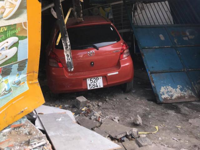 Tin tức trong ngày - Nữ tài xế lái ô tô lao qua đường, tông 2 xe máy rồi “hạ gục” cổng sắt nhà dân