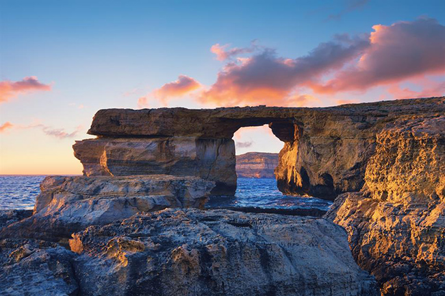 Azure Window, Gozo, Malta: Cửa sổ Azure là một vòm đá vôi tuyệt đẹp gần vịnh Dwejra trên đảo Gozo, được hình thành bởi nhiều năm xói mòn bờ biển tự nhiên. Nhưng kỳ quan thiên nhiên tuyệt vời này đã bị sụp đổ vào năm 2017 trong một trận bão lớn. 
