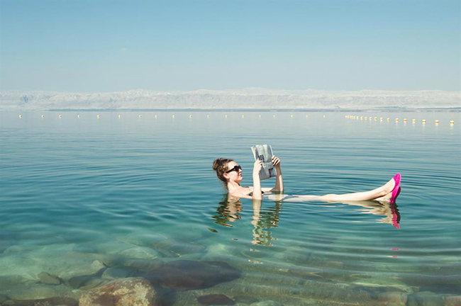 Biển Chết, Jordan và Israel: Nồng độ muối ở Biển Chết, nằm giữa Jordan và Israel rất cao, khiến&nbsp;mọi người có thể nổi trong đó một cách tự nhiên. Nhưng nước biển đang rút dần và xuất hiện các hố sụt.