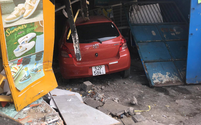 Sau khi tông 2 xe máy, ô tô lao vào tiệm giày và đâm sập cổng nhà dân kế bên