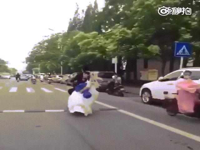 Phi thường - kỳ quặc - "Đánh rơi" cô dâu giữa đường, chú rể vô tư phóng xe đi tiếp khiến dân mạng cười ngất