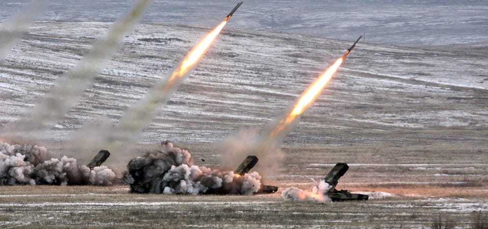 Các tổ hợp rocket phóng loạt trang bị đạn nhiệt áp của Nga khai hỏa trong một cuộc tập trận.