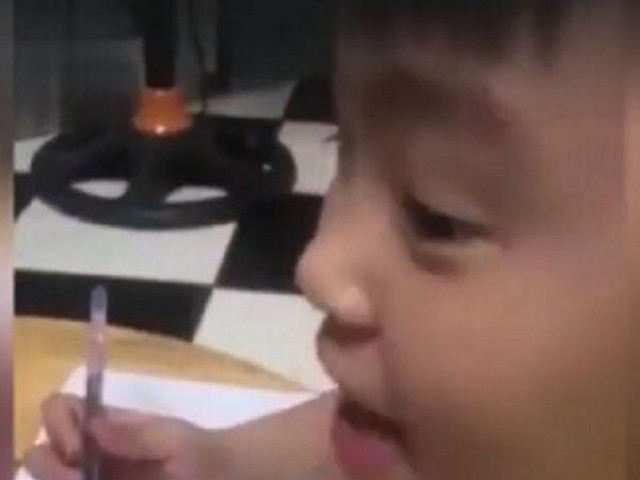 Bạn trẻ - Cuộc sống - Con trai làm bài tập về ca dao tục ngữ khiến mẹ choáng váng: "Ăn quả thì phải chấm muối"