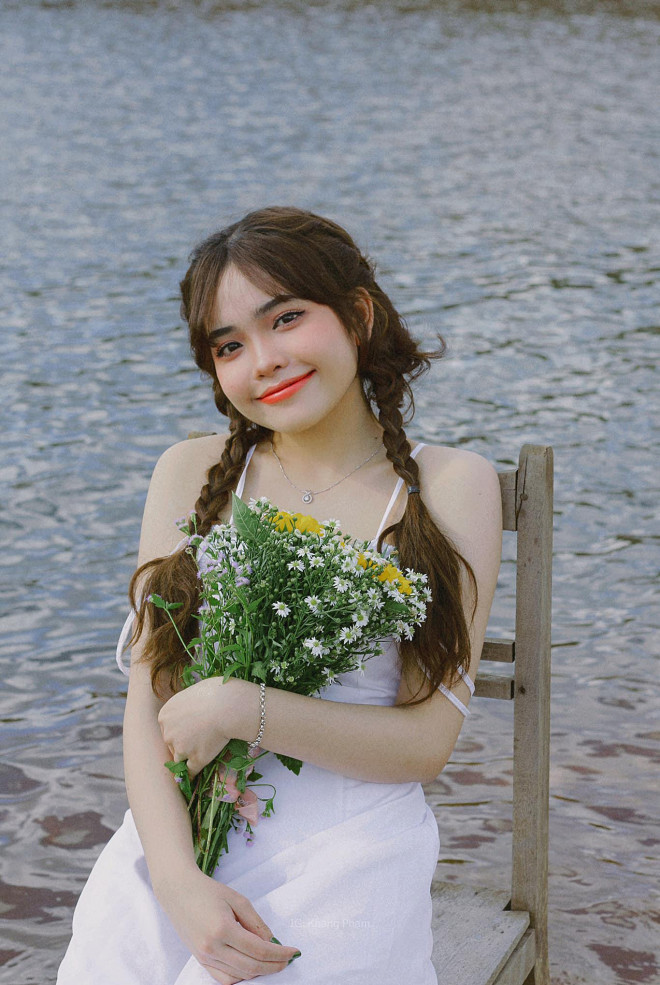 Nữ sinh Đại học Văn Hiến sở hữu nhan sắc ngọt ngào khiến cộng đồng mạng xao xuyến - 1