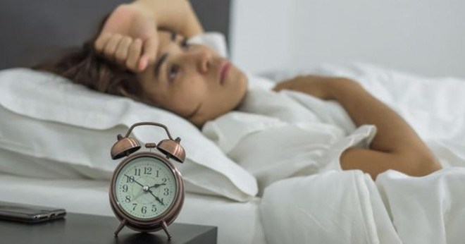 Đại dịch COVID-19 liên quan tới tình trạng mất ngủ của nhiều người.