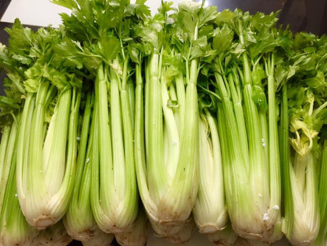 Cần tây bị phun hoá chất để lớn nhanh, bắt mắt khi bán ở chợ sẽ có đặc điểm bất thường này ở thân cây - 2