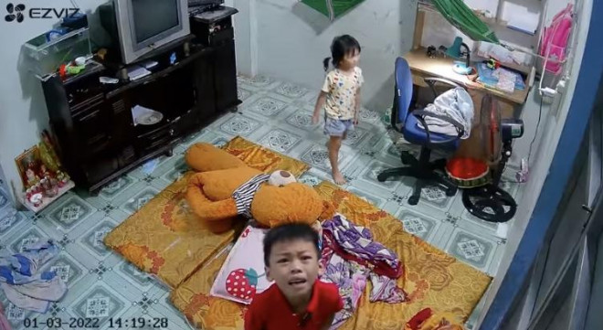 2 đứa nhỏ khóc lóc cầu cứu mẹ qua camera khi bị kẻ cướp đập cửa