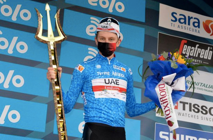 10. Đua xe đạp Tirreno – Adriatico, Italia nhà vô địch nhận phần thưởng là cây đinh ba.