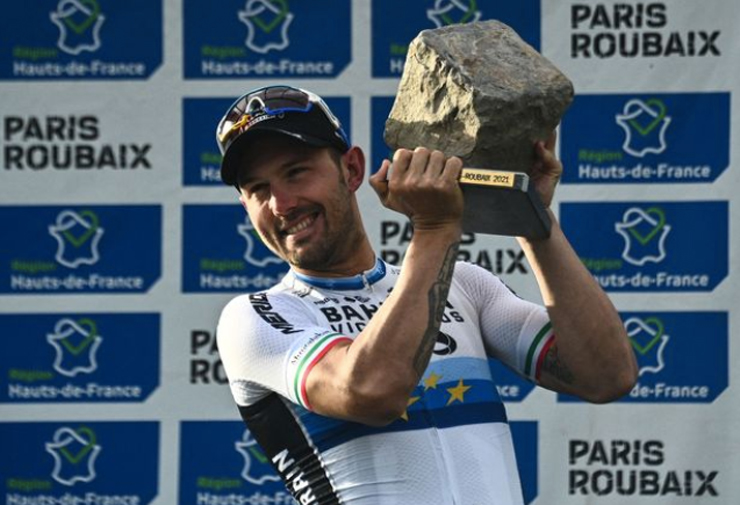 4. Giải đua xe đạp Paris-Roubaix, tại Pháp tặng hòn đá cho cua-rơ giành chức vô địch.