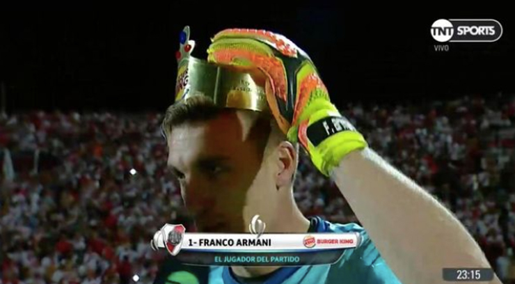 6. Thắng siêu cúp bóng đá Argentine, cầu thủ được tặng bánh mì kẹp thịt. Khi giúp River Plate giành chức vô địch vào năm 2018, cầu thủ Franco Armani được tặng vương miện bằng bánh mì kẹp thịt.