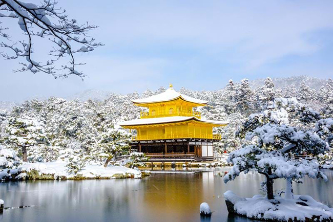 Kyoto, Nhật Bản: Để có trải nghiệm truyền thống thực sự, hãy cùng người dân địa phương tổ chức lễ 'Hatsumode', một phong tục hằng năm quan trọng được tổ chức tại các ngôi đền của thành phố, nơi các gia đình tụ tập để lắng nghe tiếng chuông chùa đầu tiên của năm.
