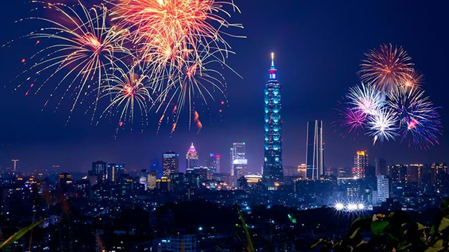 Đài Bắc, Đài Loan: Bạn sẽ không tìm thấy một địa điểm đón năm mới nào ở châu Á mang tính biểu tượng hơn trung tâm thành phố Đài Bắc. Vào lúc nửa đêm, thành phố thắp sáng từng tầng của tòa nhà 101 nổi tiếng. Khi đến 0 giờ, bầu trời bừng sáng với màn bắn pháo hoa lớn và một trong những bữa tiệc đường phố lớn nhất thế giới bắt đầu. 
