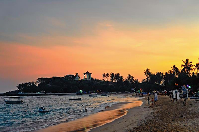 Unawatuna, Sri Lanka: Tiệc tùng trên bãi biển ở Sri Lanka khiến du khách cảm thấy thực sự thú vị, nhất là vào dịp đón năm mới. Trên bãi biển tuyệt đẹp, hãy chuẩn bị những bộ quần áo sặc sỡ, gậy phát sáng và đặt một chiếc bàn trên cát để đón chào màn pháo hoa lúc nửa đêm.
