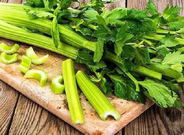 Bạn chỉ nên chọn loại rau cần lá có màu xanh sáng, cọng rau non trắng, cuống và cả lá rau phải dày, cọng rau tròn và đều nhau, mớ rau có ít rễ.