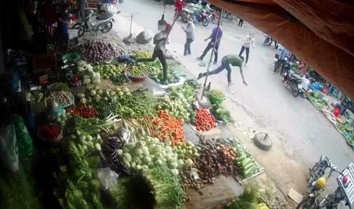 Cảnh hỗn chiến tại chợ trái cây. Ảnh cắt ra từ clip