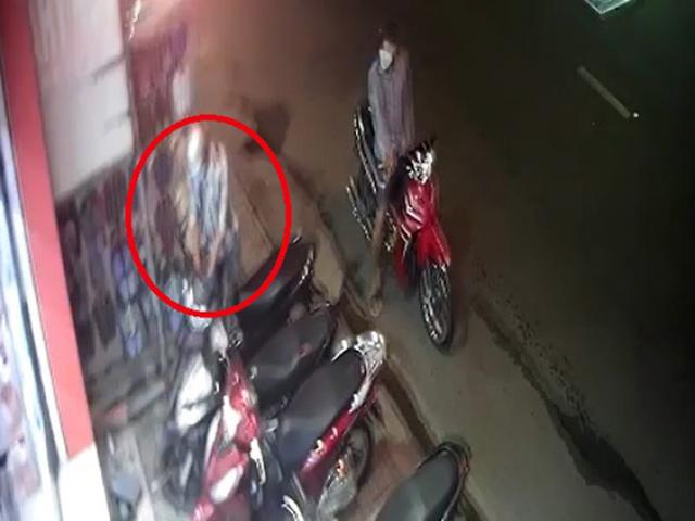 Pháp luật - Clip: Thanh niên lao thẳng xe vào đối tượng đang bẻ khóa xe máy ở TP.HCM