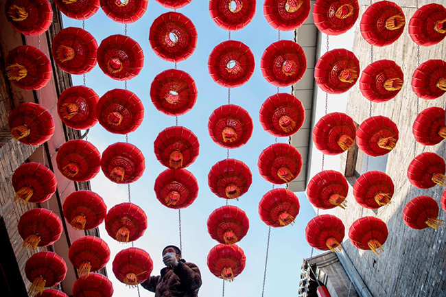 Bắc Kinh, Trung Quốc: Thủ đô của Trung Quốc vô cùng rực rỡ trong đêm giao thừa với những chiếc đèn lồng đỏ rực được thắp sáng trên mọi con phố. 
