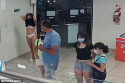 Bạn trẻ - Cuộc sống - Clip: Người phụ nữ cởi váy làm khẩu trang tại cửa hàng gây sốc