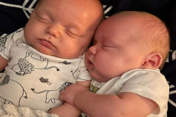 Bạn trẻ - Cuộc sống - Cặp song sinh 8 tháng tuổi không ngừng la hét khi mẹ bắt ngủ xa nhau