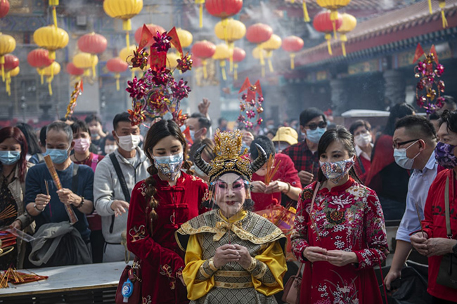 Hồng Kông: Sau thời điểm Giao thừa, dòng người đổ ra đường đón xuân và đi lễ chùa hoặc  thắp nhang cầu nguyện ở đền Wong Tai Sin.
