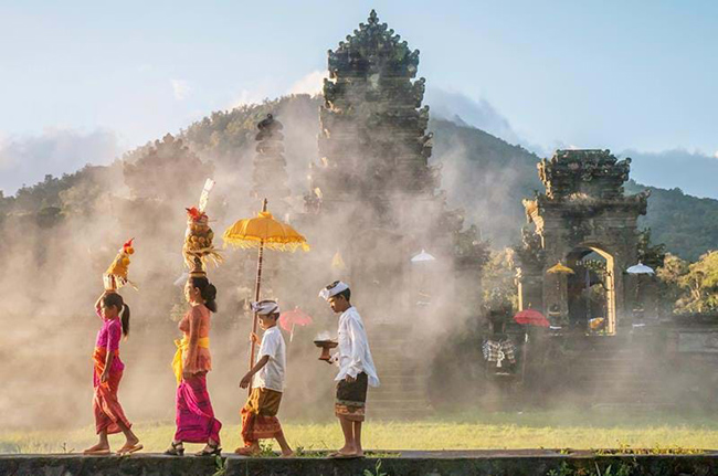 Ubud, Bali: Du khách có thể đến con phố chính, nơi tổ chức bữa tiệc ánh sáng cổ tích và những buổi độc tấu ca múa nhạc trầm bổng vào đêm Giao thừa. Hoặc tránh xa đám đông để tới các thác nước đẹp như tranh vẽ, ruộng bậc thang và đường đi bộ quanh thị trấn, nơi vắng vẻ hơn vào các đêm tiệc tùng.
