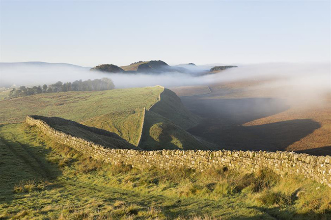 Hadrian’s Wall, Vương quốc Anh: Hadrian’s Wall kéo dài 117km trên chiều rộng của nước Anh và được xây dựng từ năm 122 đến 128 sau Công nguyên theo lệnh của hoàng đế La Mã Hadrian - ý định của ông là bảo vệ biên giới phía bắc của Đế chế La Mã khỏi cái gọi là &#34;những kẻ man rợ&#34; người Scotland.&nbsp;
