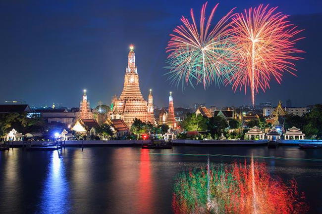 Bangkok, Thái Lan: Bangkok là một nơi hấp dẫn để ghé thăm vào bất kỳ thời điểm nào trong năm, với sự kết hợp tuyệt vời giữa những ngôi đền lịch sử và nhiều quán bar, khách sạn cực kỳ hiện đại quyến rũ du khách từ khắp nơi trên thế giới. 
