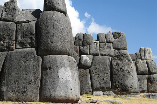 Ngoài việc có&nbsp;tầm nhìn tuyệt vời ra thành phố Peru, Di sản Thế giới được UNESCO công nhận này còn khiến du khách kinh ngạc bởi những tảng cự thạch tráng lệ này với các khối lớn nhất nặng tới 300 tấn, được sắp xếp thành 3 tầng - một kỳ tích đầy cảm hứng của kỹ thuật sơ khai.
