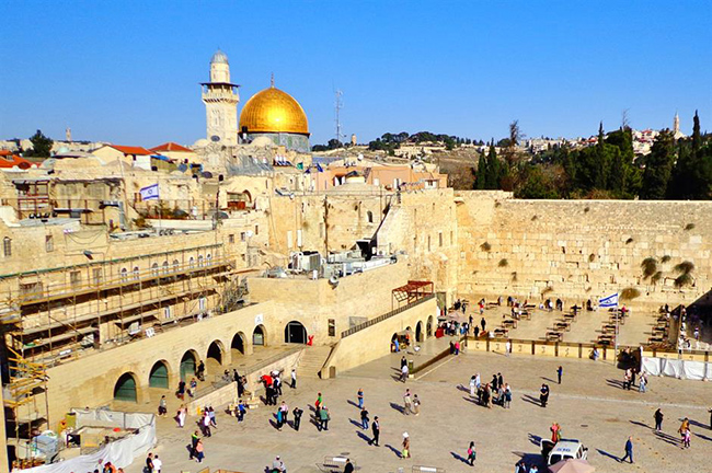 Bức tường phía Tây, Israel: Bức tường phía Tây được xây dựng vào thế kỷ 1 trước công nguyên, nằm trong thành phố cổ của Jerusalem và là một phần của đền thờ Do Thái này rất quan trọng. Trong hàng ngàn năm, người Do Thái trên khắp thế giới đã phải đối mặt với hướng của bức tường này trong khi cầu nguyện.
