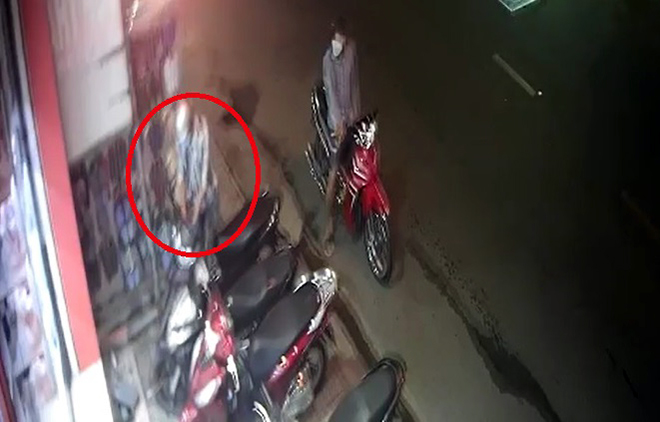 Đối tượng bẻ khóa xe máy trước cửa hàng giày dép trên đường Nguyễn Ảnh Thủ